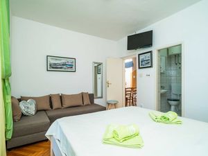 24057430-Ferienwohnung-5-Lumbarda-300x225-4