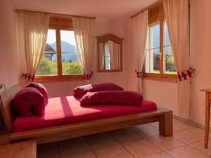 Queen-Size Bett Zimmer 1 mit freier  Garten- und Bergsicht