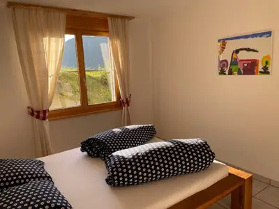 Queen Size Bett Zimmer 2 mit Garten- und Bergsicht