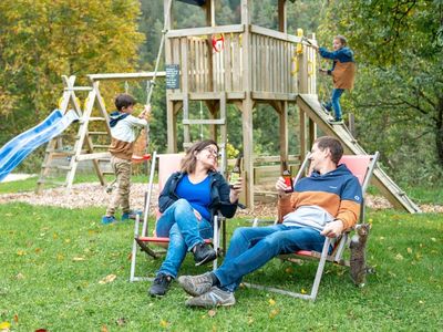 Die Eltern genießen, die Kinder spielen