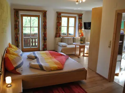 Unsere sonnige Ferienwohnung 1 mit Balkon, schöner Aussicht in den Garten und in die Berge