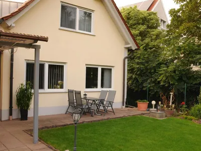 Sitzgelegenheit am Haus