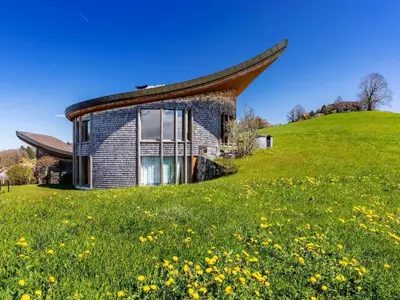 Das Sunehus, eingebettet in die Natur.