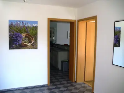 Eingangsbereich mit Blick zur Küche