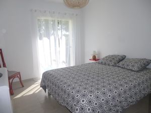 23704503-Ferienwohnung-8-Luynes-300x225-4