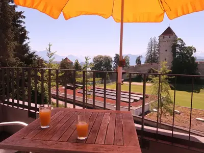Balkon der FeWo mit Sicht in die Berge und auf die historische Mauer mit den 9 Türmen.