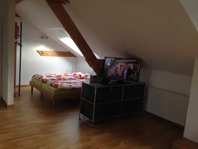 Schlafbereich mit Sternensicht ober abdunkelbar. Sideboard mit TV.