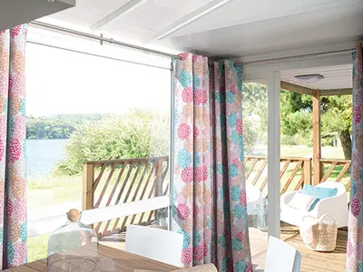 Wohnbereich mit Blick aus die Terrasse