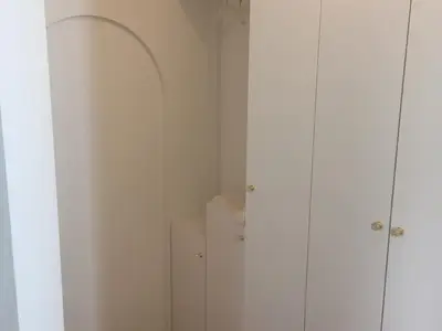 Eingangsbereich mit zahlreichen Schränken