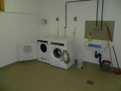 Waschküche mit Waschmaschine und Tumbler