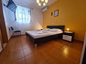 23974393-Ferienwohnung-2-Makarska-300x225-2