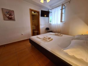 23974393-Ferienwohnung-2-Makarska-300x225-4