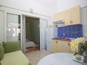 22451271-Ferienwohnung-5-Makarska-300x225-1