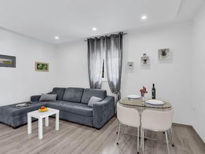 23974390-Ferienwohnung-2-Makarska-300x225-1