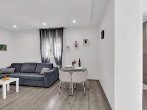 23974390-Ferienwohnung-2-Makarska-300x225-2