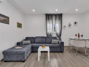 23974390-Ferienwohnung-2-Makarska-300x225-3