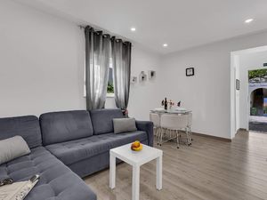 23974390-Ferienwohnung-2-Makarska-300x225-4