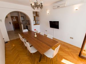 23039941-Ferienwohnung-6-Makarska-300x225-4