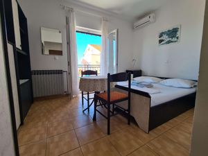 23974373-Ferienwohnung-2-Makarska-300x225-3