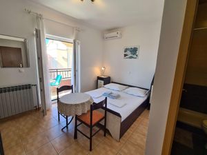 23974373-Ferienwohnung-2-Makarska-300x225-4