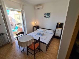 23974373-Ferienwohnung-2-Makarska-300x225-5