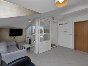 23974368-Ferienwohnung-5-Makarska-300x225-3