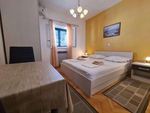 23974395-Ferienwohnung-3-Makarska-300x225-5