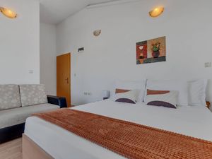 23974363-Ferienwohnung-2-Makarska-300x225-4