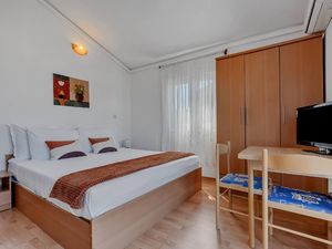 23974363-Ferienwohnung-2-Makarska-300x225-5