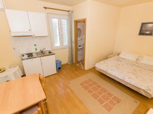 23974420-Ferienwohnung-2-Makarska-300x225-5