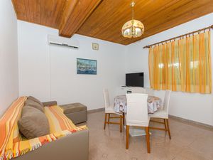 23939111-Ferienwohnung-3-Makarska-300x225-4