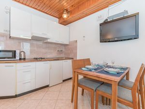 23940637-Ferienwohnung-4-Makarska-300x225-3