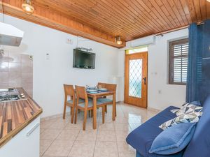 23940637-Ferienwohnung-4-Makarska-300x225-4