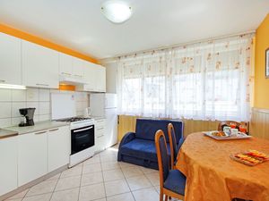 23940988-Ferienwohnung-5-Makarska-300x225-1