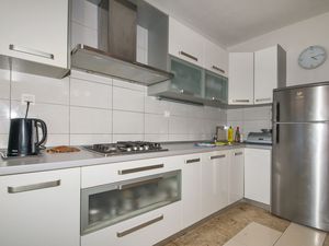 23945944-Ferienwohnung-4-Makarska-300x225-2