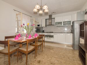 23945944-Ferienwohnung-4-Makarska-300x225-5