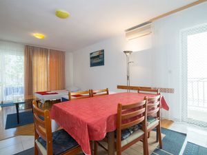 23941902-Ferienwohnung-6-Makarska-300x225-3