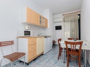 23941981-Ferienwohnung-2-Makarska-300x225-2