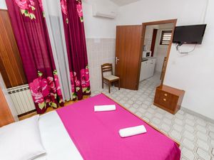 23941988-Ferienwohnung-2-Makarska-300x225-4