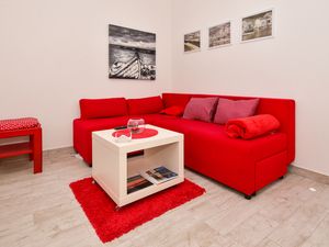 23943528-Ferienwohnung-4-Makarska-300x225-2