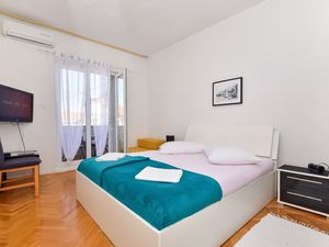 23943535-Ferienwohnung-4-Makarska-300x225-1