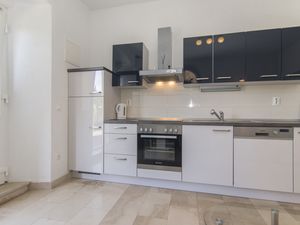 23945818-Ferienwohnung-4-Makarska-300x225-3