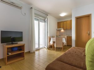 23720811-Ferienwohnung-4-Makarska-300x225-1