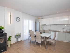 23723019-Ferienwohnung-6-Makarska-300x225-5