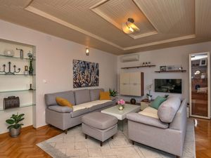 23723867-Ferienwohnung-7-Makarska-300x225-4