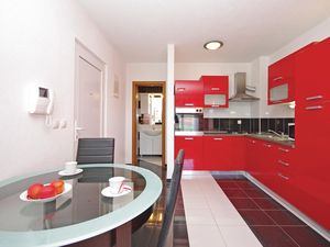 23727079-Ferienwohnung-2-Makarska-300x225-4