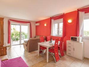 23737961-Ferienwohnung-3-Makarska-300x225-1