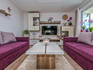 23746762-Ferienwohnung-8-Makarska-300x225-5