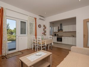 23747502-Ferienwohnung-4-Makarska-300x225-2