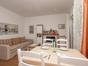 23747502-Ferienwohnung-4-Makarska-300x225-3